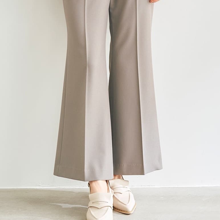 快適なフィット感のストレートパンツ