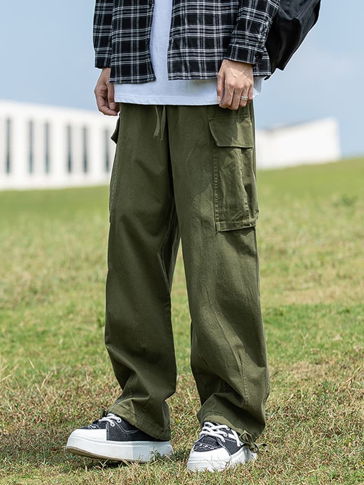 ゆとりのあるワーク風カーゴストレートパンツ