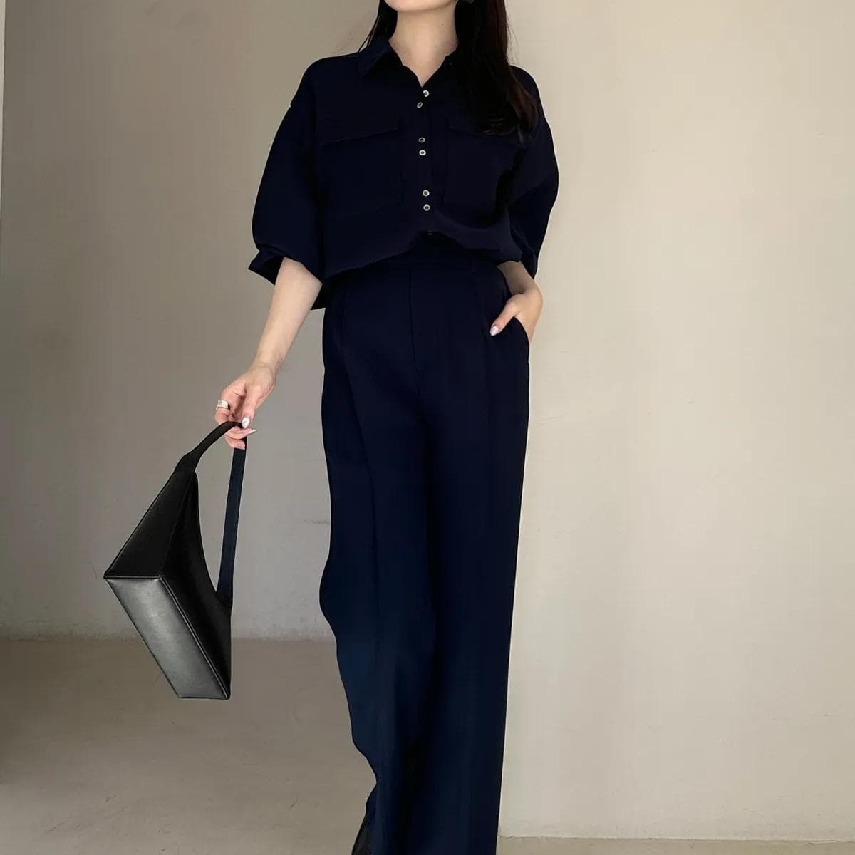 上品シルエット 光沢感ある上質ストレートパンツ