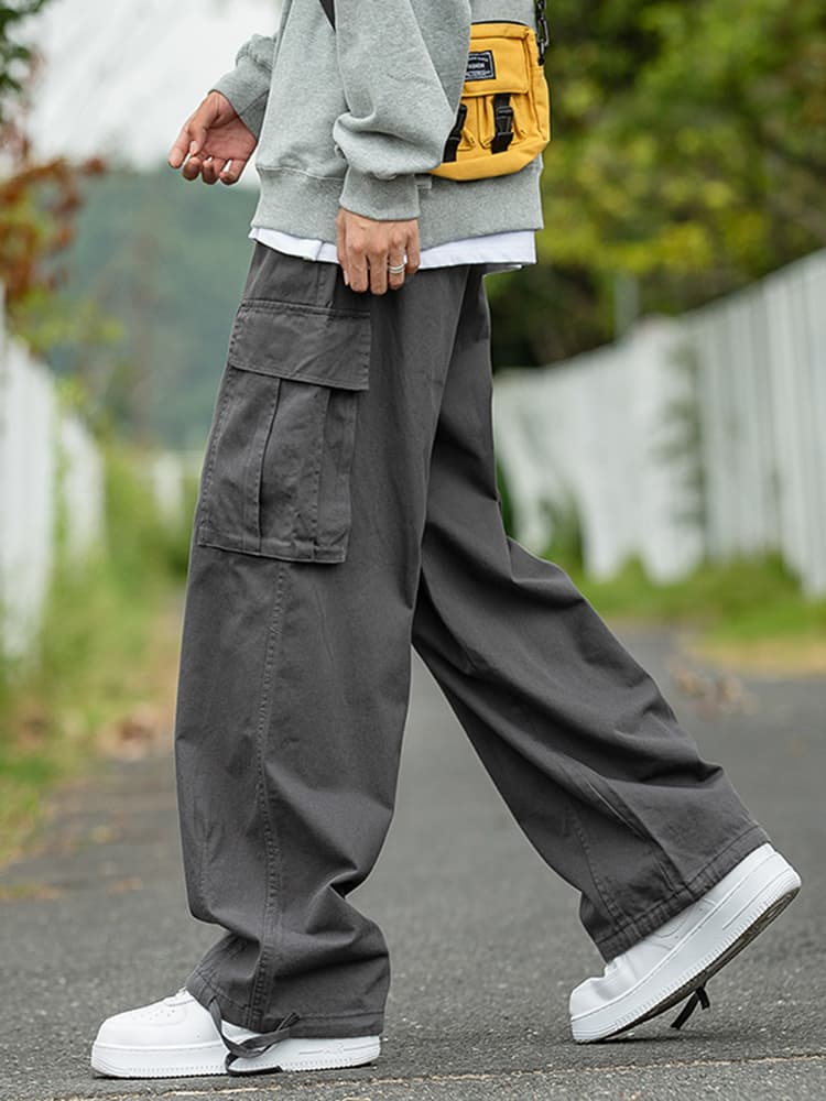 ゆとりのあるワーク風カーゴストレートパンツ