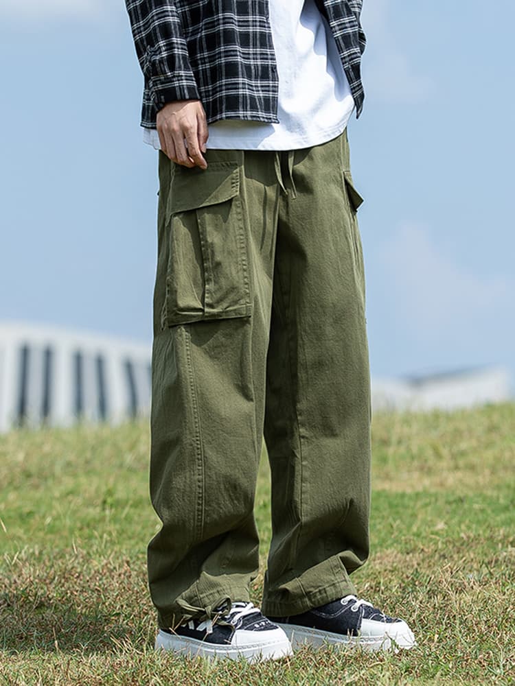 ゆとりのあるワーク風カーゴストレートパンツ