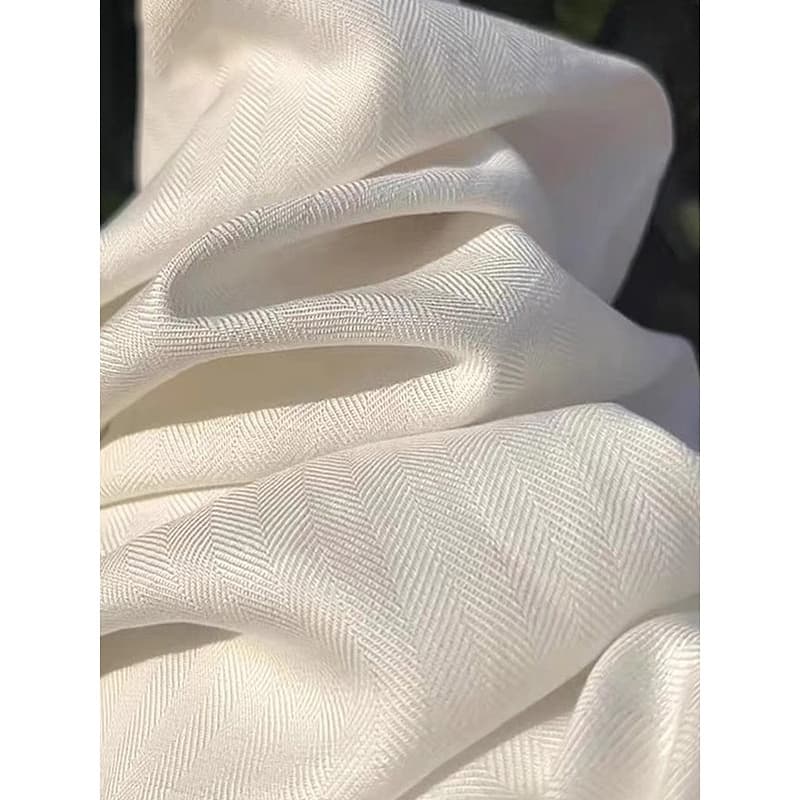 上質なリネン素材のストレートパンツ